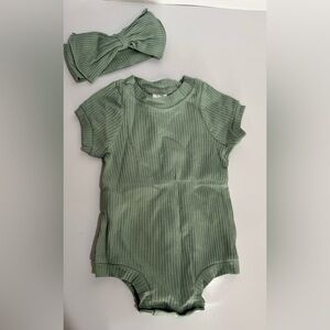 Green baby bodysuit with matching bow Size 6-9 months new